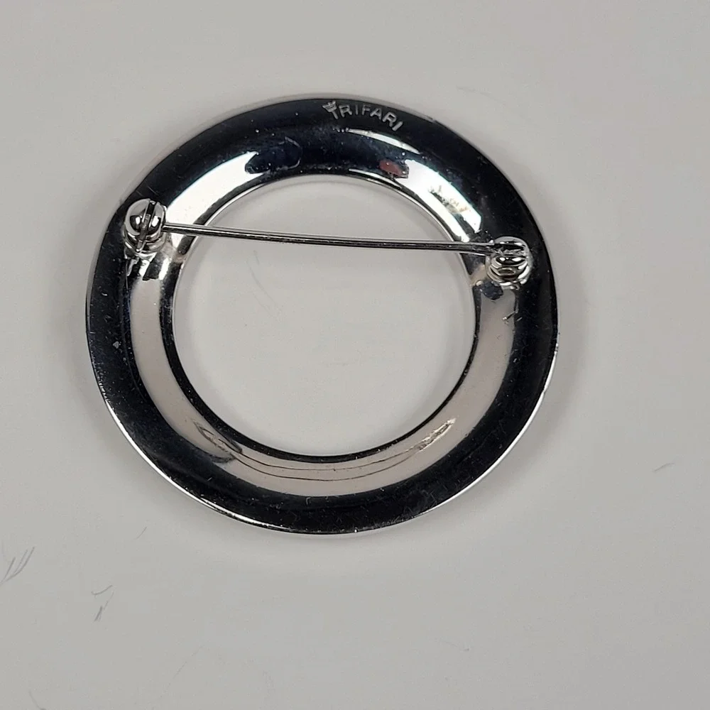 Vintage Crown Trifari Round Circle Brooch‎ Pin Silver Tone Textured Jewelry